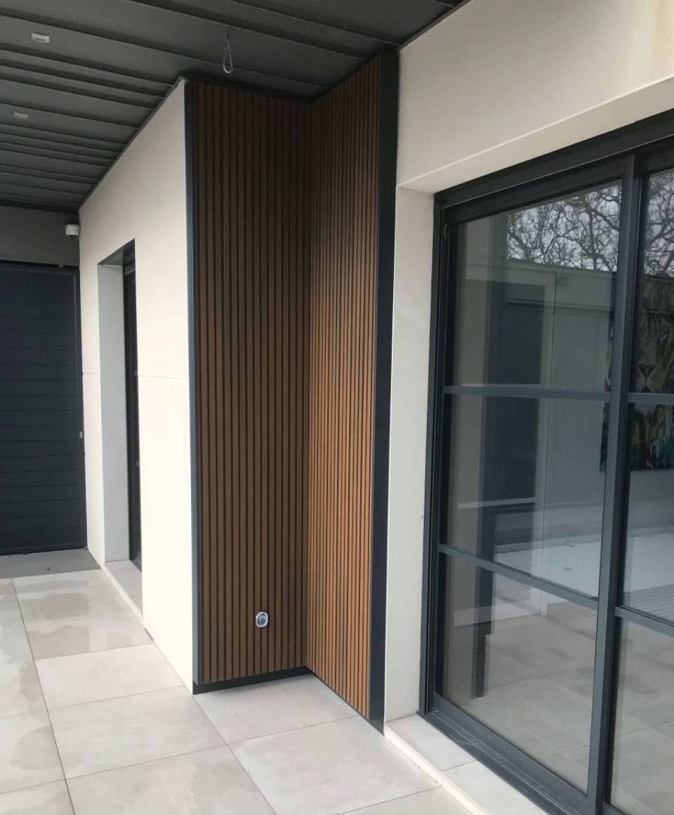 Bardage en bois sur un coin de maison