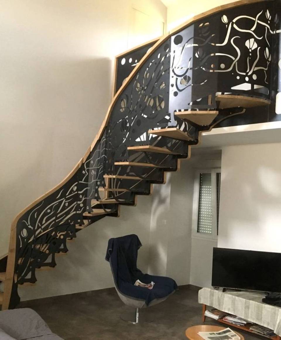 Escalier avec des fleurs